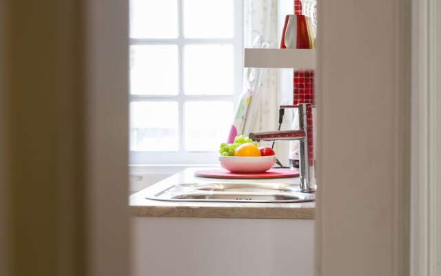 JOIVY Classic 3BR home w/workspace in Chiado, 2mins from Baixa-Chiado subway