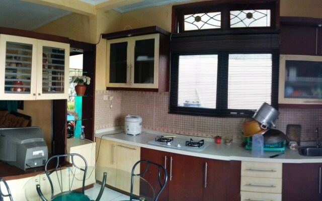 Villa Anvil Cipanas 4 Bedroom for 25 pax