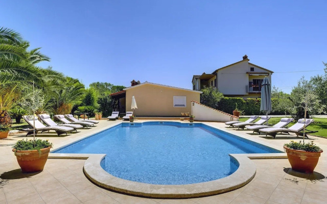 Boutique Apartment With Pool in Medulin