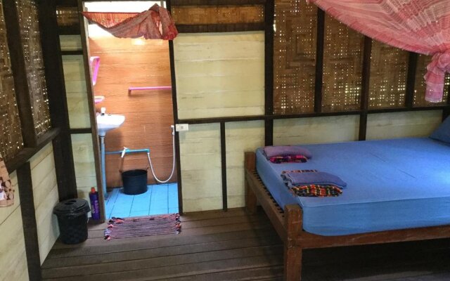拉廊奥艾简易别墅(Aow Yai Bungalows)