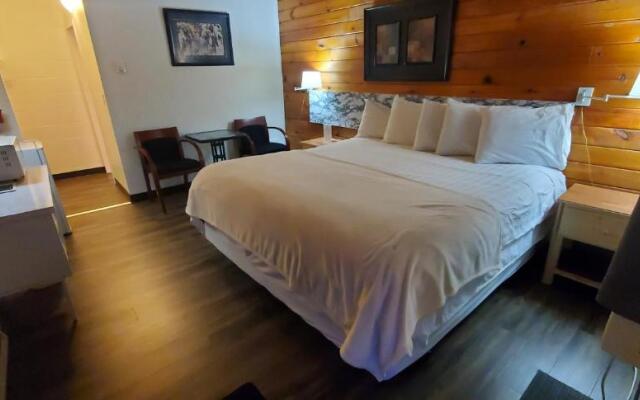 Pines Motel