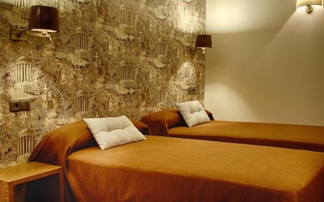 Le Petit Leon Hotel