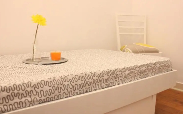 Blue House - Bica Yellow Tram