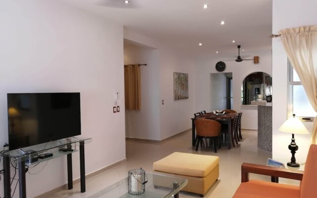 Les Alizes 50mt from the beach by Alex