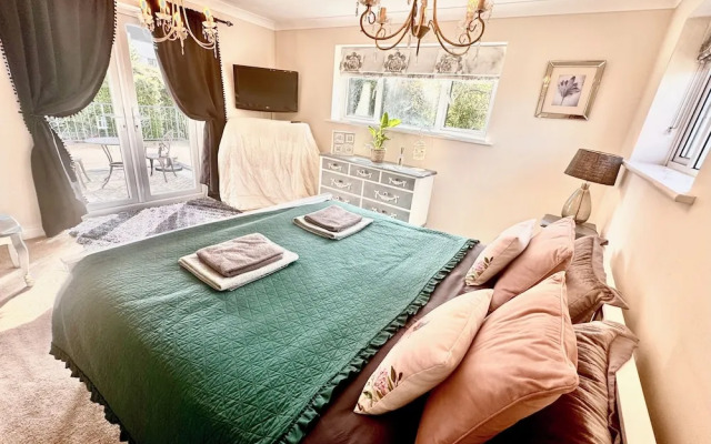 Peveril House, Spacious Eco-friendly Holiday Home