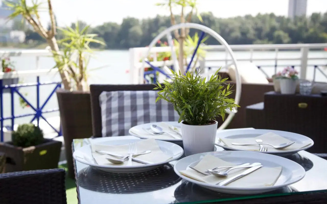 Botel Marina