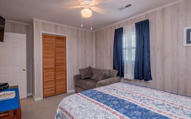 Dip Inn by Oak Island Accommodations