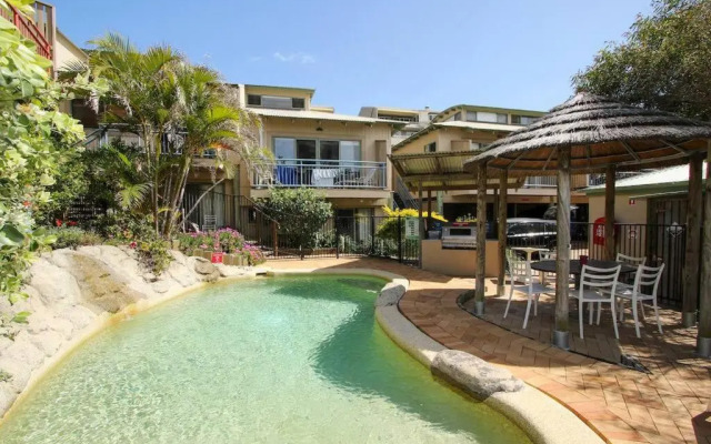 SHEOAKS - Funky 2 bed unit + 100m to beach + pool