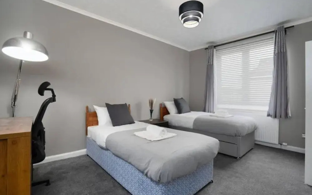 2-bed Flat, Wishaw, Free Parking, Family-friendly