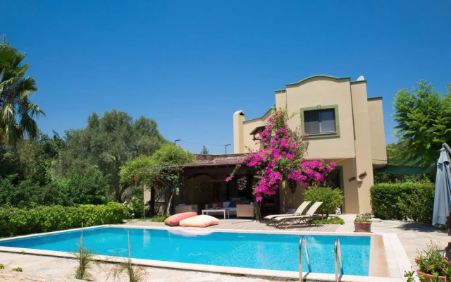 Important Group Villa Costa