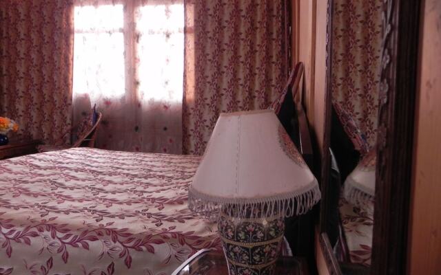 Shabrose Heritage Houseboats