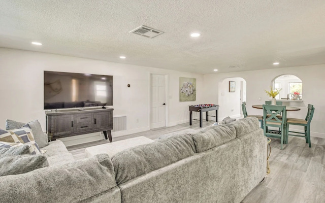 Canal-front Holiday Home Near Beach: Swim & Paddle