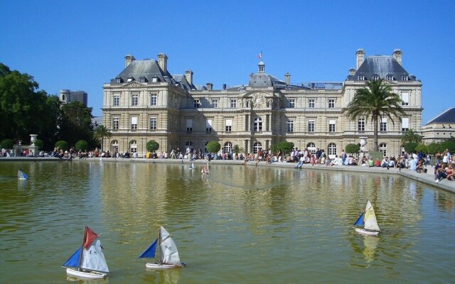 Central Escape By The Seine