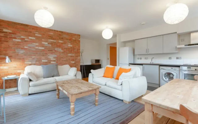 Spacious 2 Bedroom Stoke Newington Flat