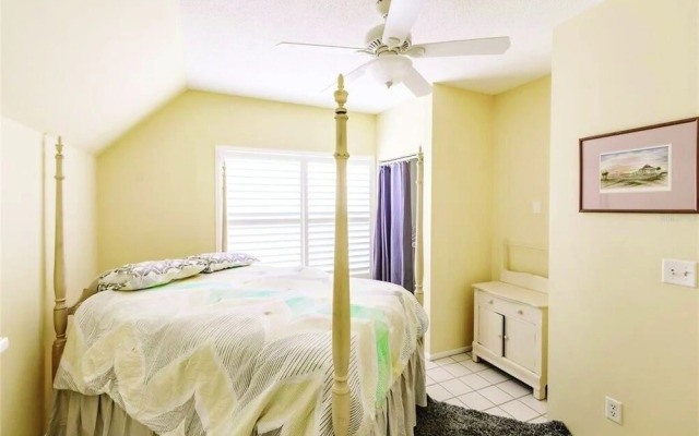 Tropical Siesta 2 Bedroom Home by RedAwning