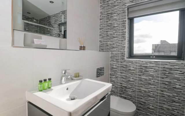 Agua de Plata, 16 Wakeling Island, Silverlake