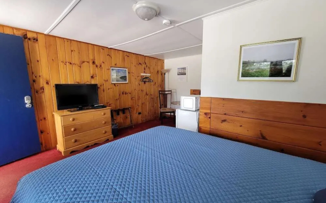 Yardarm Motel