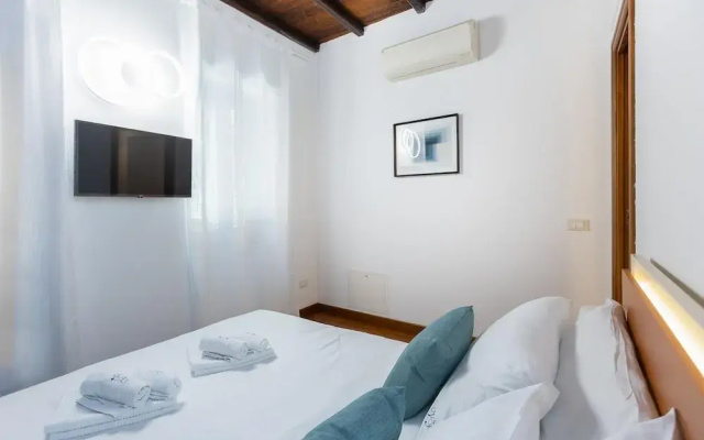 Rental in Rome Vicolo Trevi Apartment