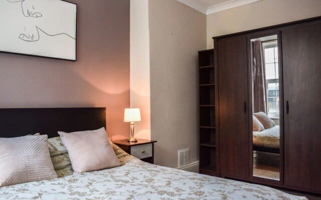 Charming 3 Bedroom Apartment From Cutty Sark