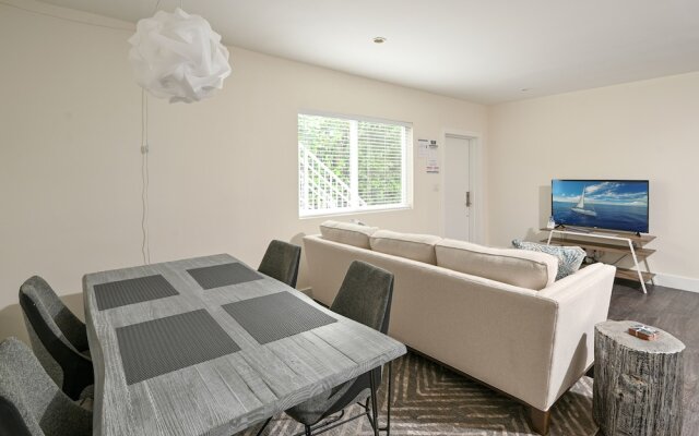 Brand-new All-suite Triplex Unit Near Beach 2 Bedroom Duplex