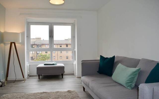 Lovely Spacious 2 Bedroom Flat by the Meadows