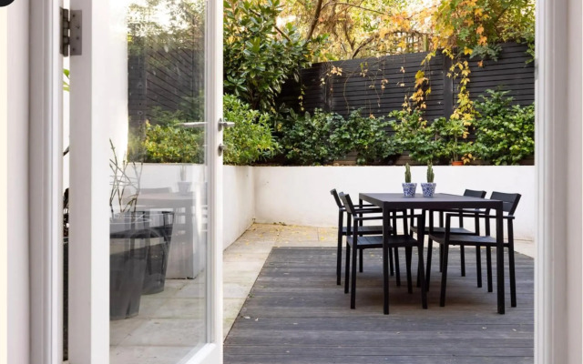 Homely and Chic 2 Bed Apartment with Garden Patio