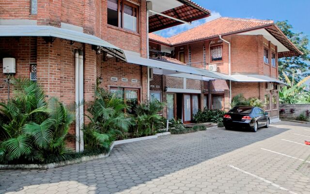 RedDoorz Plus near Dago Pakar