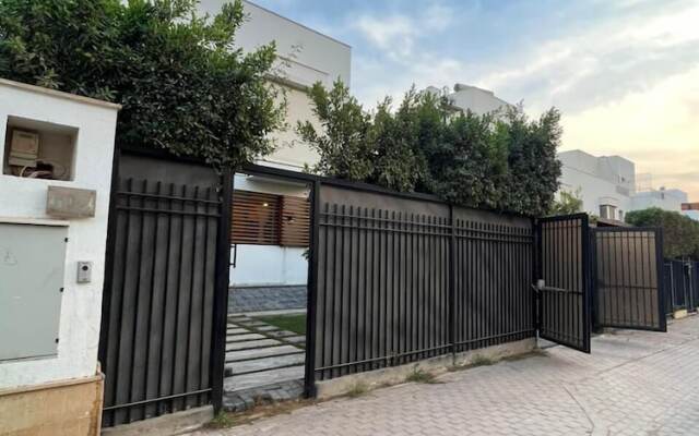 Villa In Beverly Hills With Garden