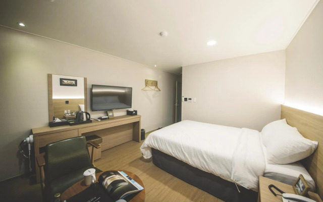 Harbor Hotel