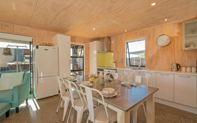 Black Beauty Retreat - Matarangi Holiday Home