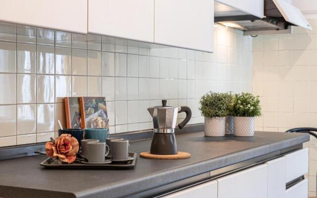 Joivy Sophisticated Flat W/ Desk