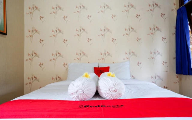 RedDoorz near Mayura Park Lombok 2