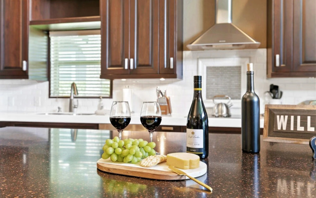 Luxury Home W/pool, Grill/bar, &movieroom