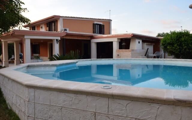 Villa con piscina a due passi dal mare