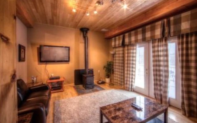 5 Bed Blue Mountain Luxury Chalet with Hot Tub 159