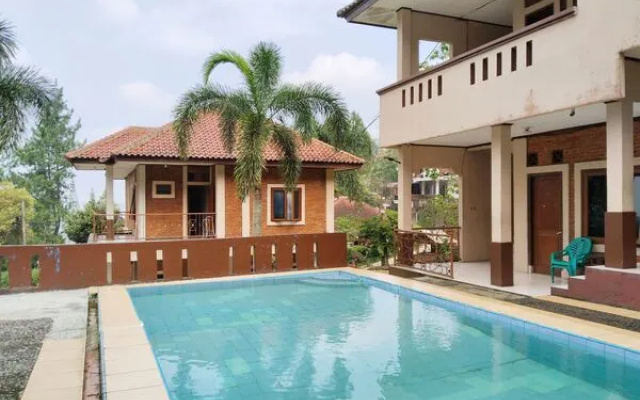 Villa Yustisia Curug 7 Cilember – Pool – Megamendung