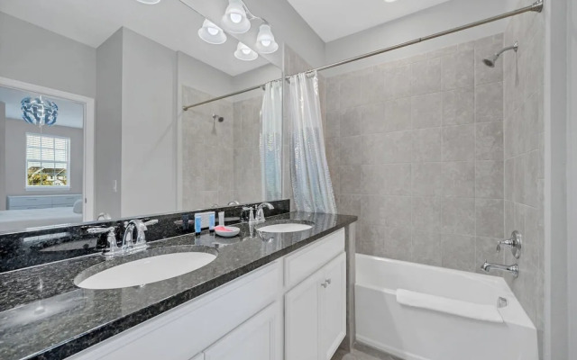 Vibrant Townhome w Private Pool, near Disney