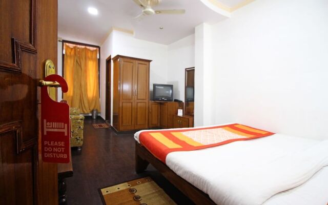 OYO 5459 Hotel Doll's Inn
