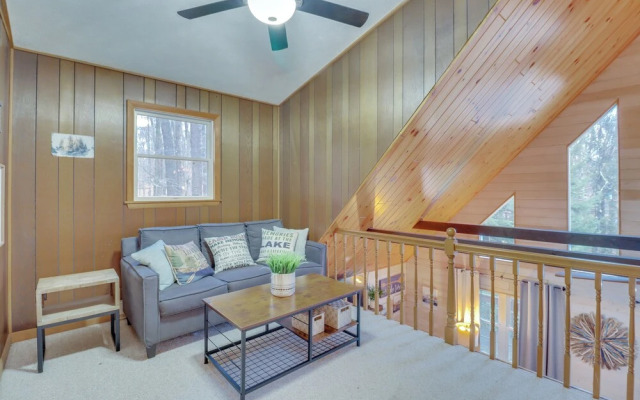 Family-friendly Cabin w/ Fire Pit in Pocono Lake!