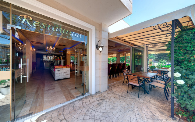 Avenue Deluxe