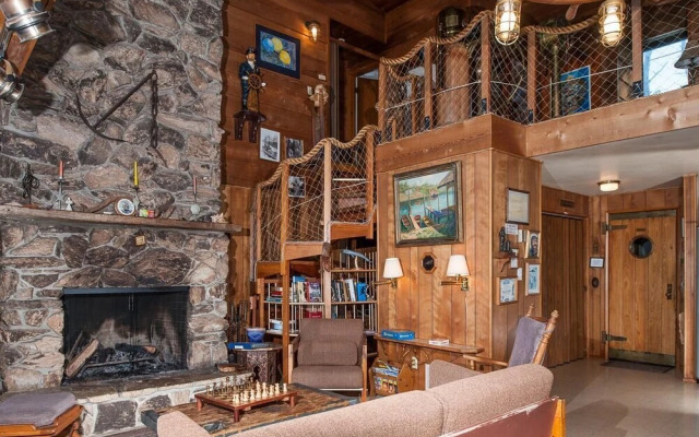 Crow's Nest by RedAwning