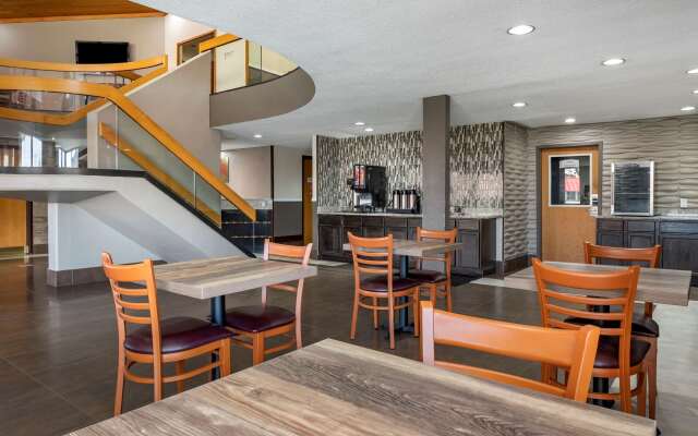 Econo Lodge Inn & Suites