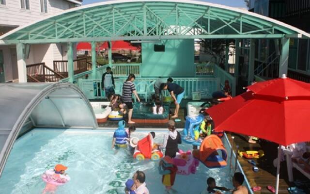 Gyeongju Sea Road Pension [outdoor spa & pool]