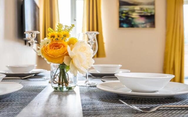 Queens Townhouse - 3 Bedrooms - Pets - Parking
