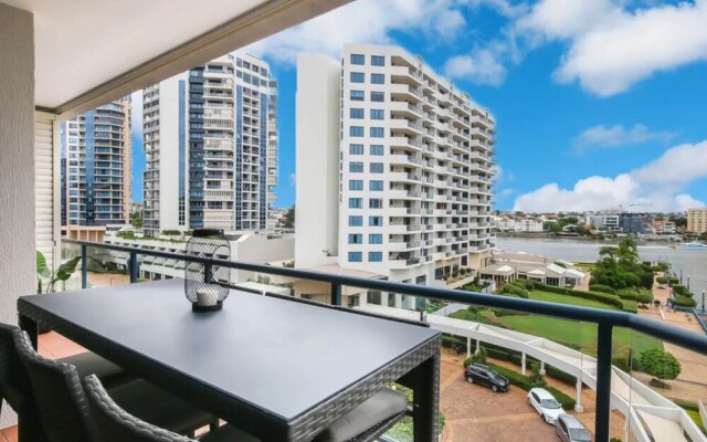 Modern 2 Bedroom River View Apartment in Docklands
