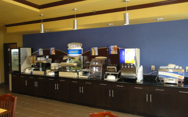 Holiday Inn Express & Suites Clarion by IHG