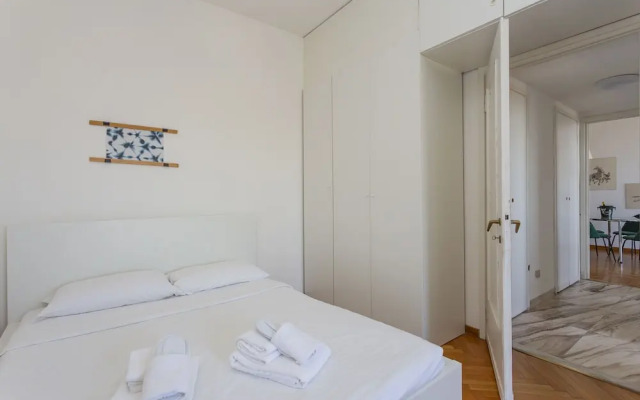 Skyline view Biancamano 1 bdr with balcony by Rentopolis