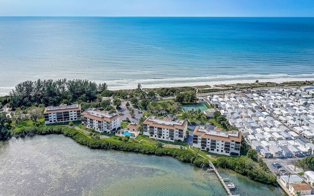 Buttonwood Bliss 2 Bedroom Condo by RedAwning