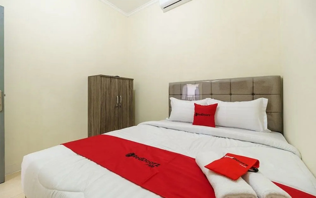 RedDoorz Syariah near RS Mitra Keluarga Depok