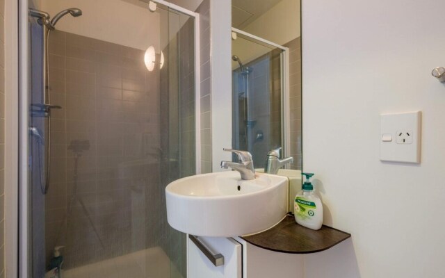 Cosy Renovated 1 Bedroom Apartment in CBD Hotel